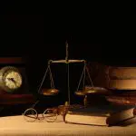 天秤と本と時計のアンティーク