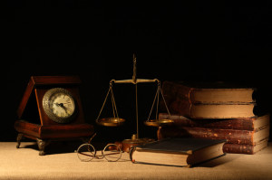 天秤と本と時計のアンティーク