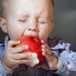 りんごを食べる子供