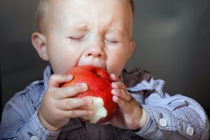 りんごを食べる子供