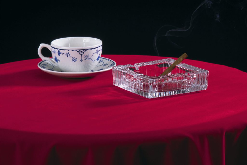 テーブルの上のタバコとコーヒーカップ