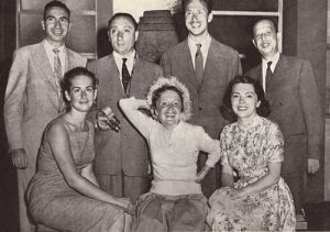 1957年にピアフ（下段中央）が当会の米国本部を訪れたときの写真