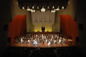 オーケストラの演奏風景