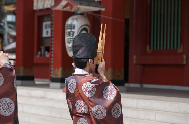 神社での笙の演奏
