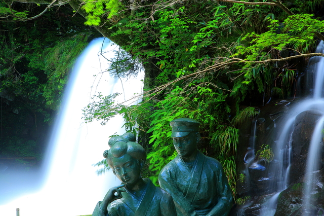 河津七滝にある、川端康成の代表作『伊豆の踊子』のブロンズ像