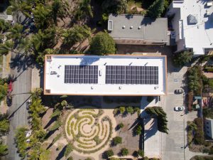 バラ十字公園の建物に設置された太陽電池パネル
