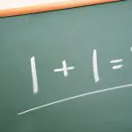 黒板に書かれた1+1=2の文字