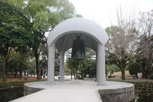 広島の平和記念公園にある平和の鐘