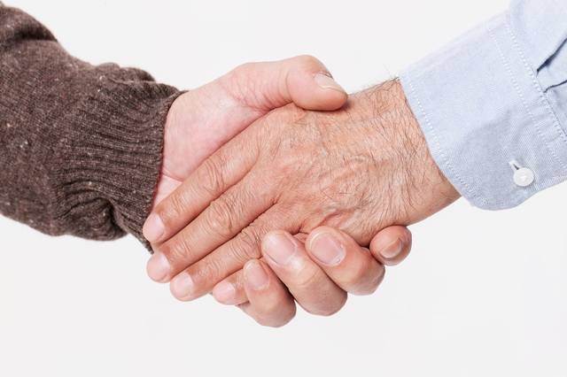 握手するシニア