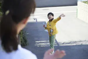 ひとりで買い物に行く子供