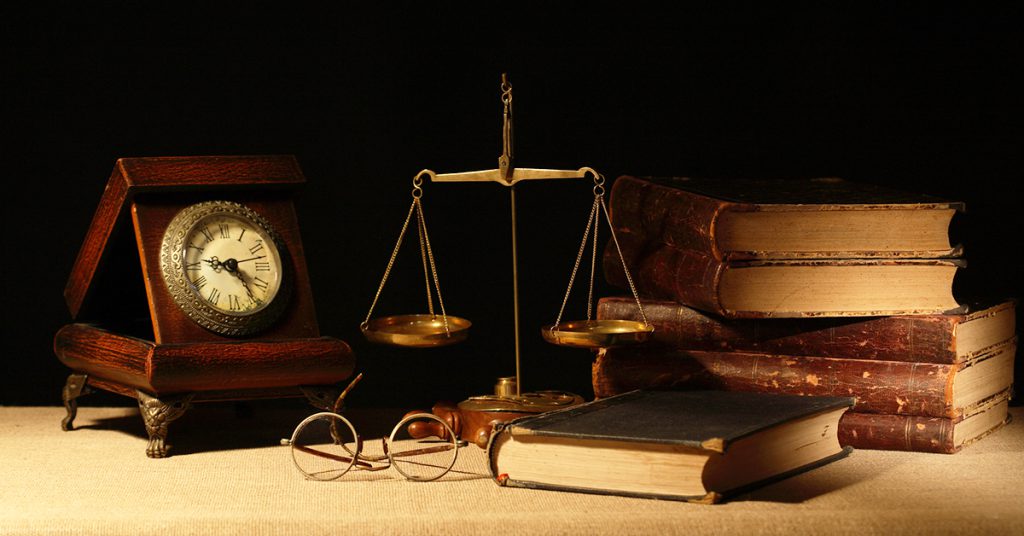 古書と時計と天秤