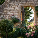 バラの庭と石組みの入り口：秘密の花園