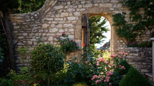 バラの庭と石組みの入り口：秘密の花園