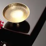 酒の注がれた金杯