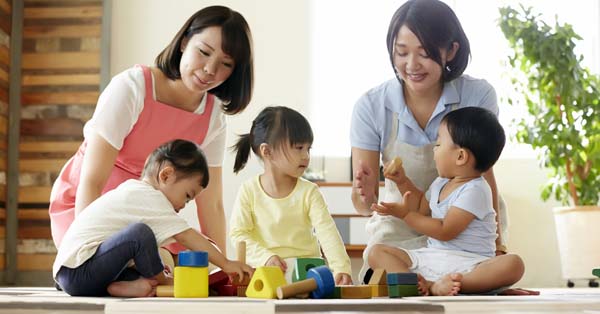 おもちゃで遊ぶ保育園児