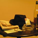 探偵の机、酒、新聞、タバコ、懐中時計