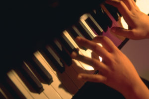 ピアノの鍵盤と手