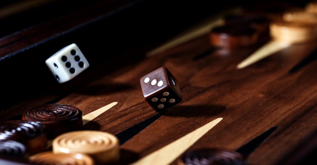 バックギャモンボードと宙を舞うサイコロ