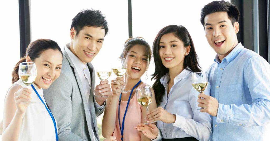 仕事の成功を乾杯で祝うビジネスマンたち