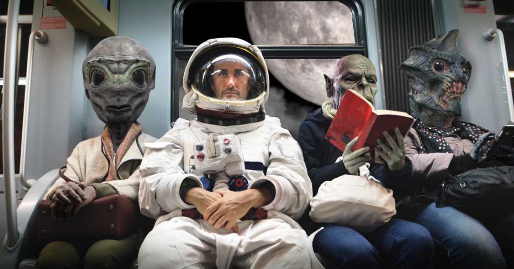 輸送車に同乗する宇宙人と人間