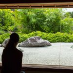庭園を見ながら瞑想する女性