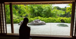 庭園を見ながら瞑想する女性