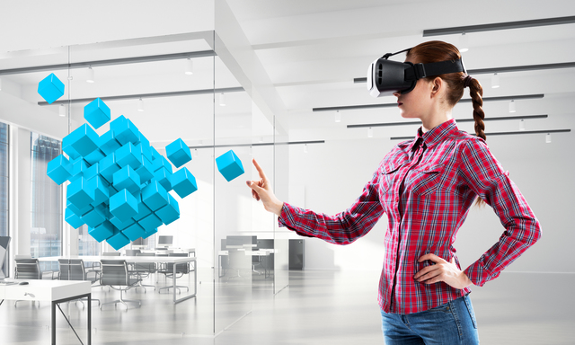 ＶＲゴーグルで仮想現実を体験する若い女性