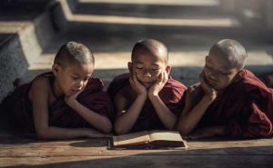 読書する東南アジアの子供の僧侶