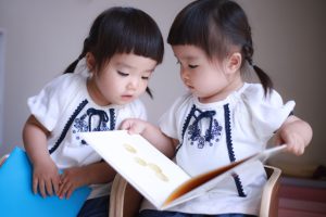 ２人で本を読む女の子たち