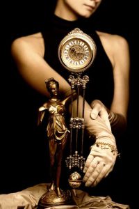 アンティークの時計と女性