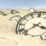 砂漠に埋まっている数々の時計