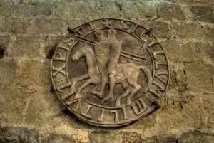 二人の騎士が一頭の馬に乗る紋章