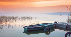 朝焼けの湖とボート、静かな風景