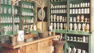 錬金術師の実験室の原寸の復元。スイスのバーゼル大学の薬学歴史博物館にて。