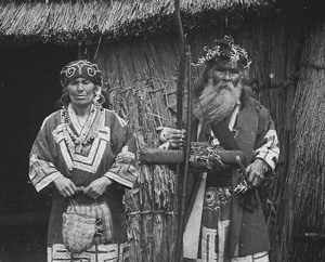 アイヌの夫婦（「シラオイコタン」木下清蔵遺作写真集、白老民族文化伝承保存財団、1988 年）