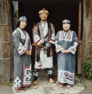 噴火湾沿岸地方の伝統衣装・ルウンペを着用した白老町のアイヌ民族博物館の職員