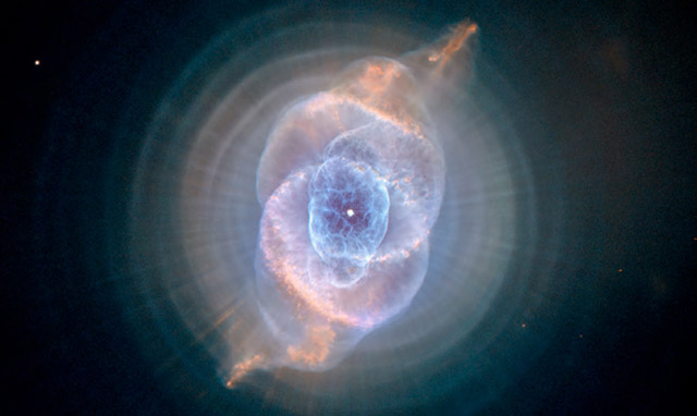 キャッツアイ星雲、ハッブル宇宙望遠鏡による、NASA の画像