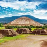 メキシコ、テオティワカンの月のピラミッドと太陽のピラミッド