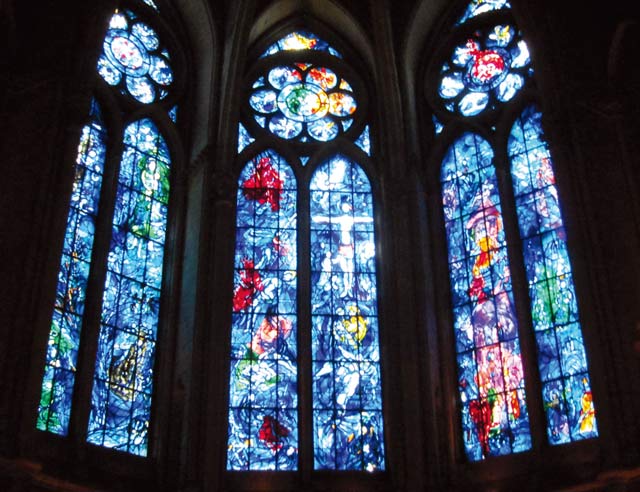 ランス大聖堂の東窓。この窓の下絵を手がけたのはフランス人画家マルク・シャガールである。