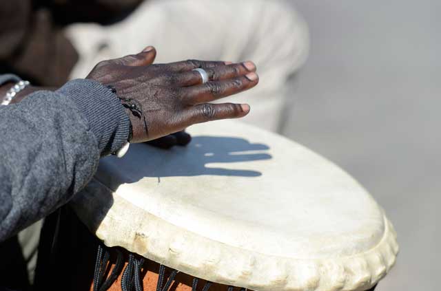 ドラムを演奏している黒人の手