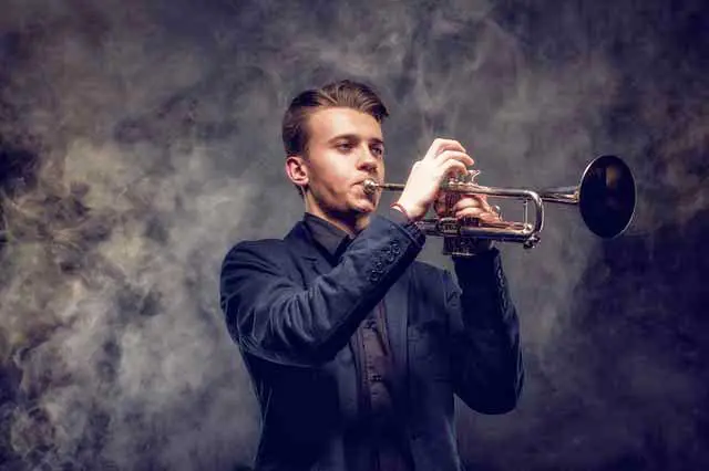 トランペットを演奏している男性