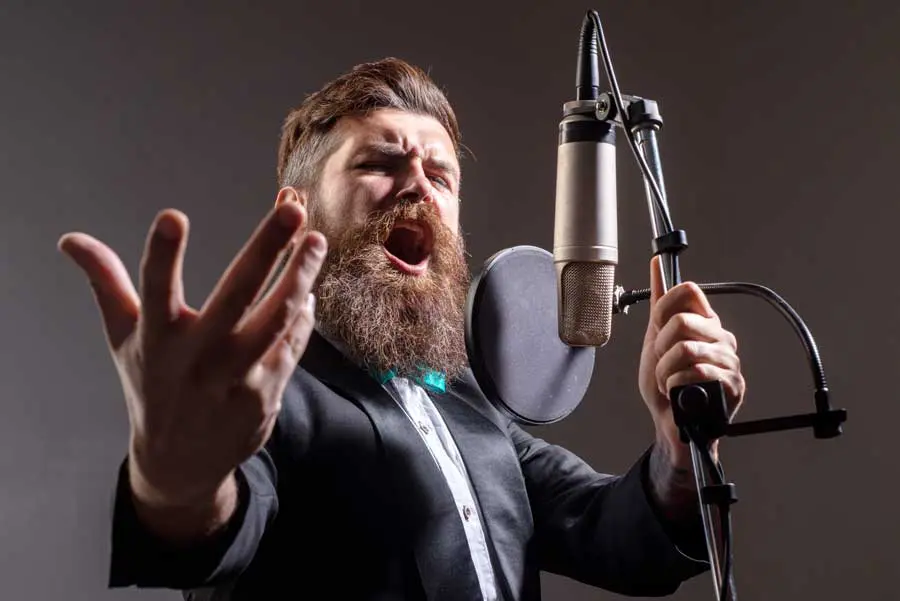 感情を込めた歌を録音中の男性