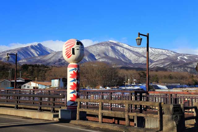 こけしの町遠刈田　温泉街からの雪景色