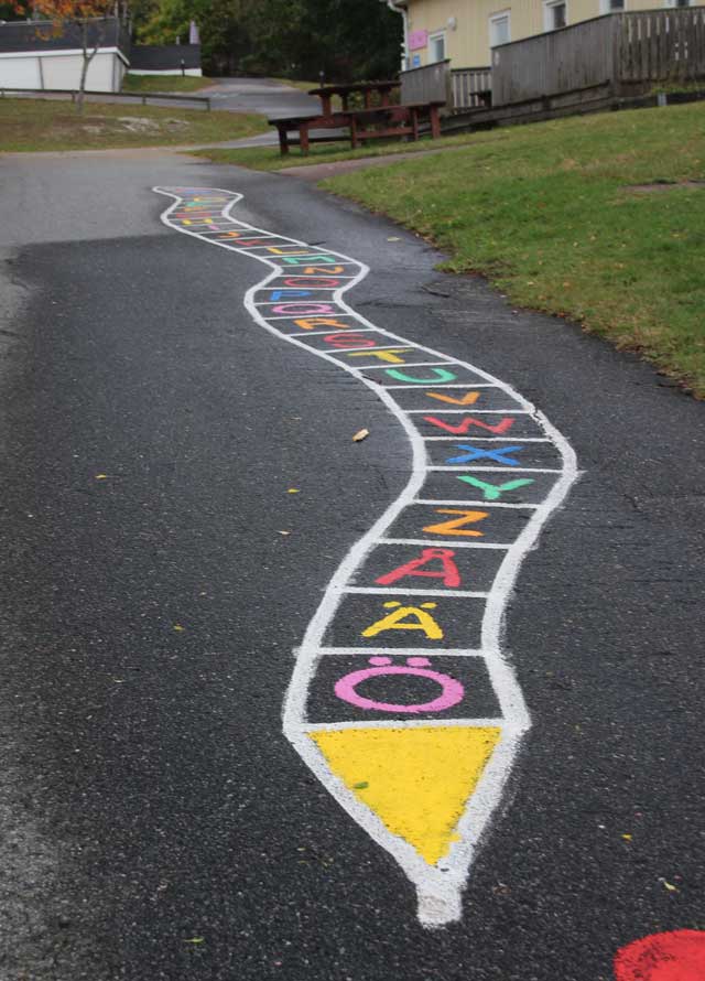 オンサラの小学校の通路の「虹のヘビ」のようなペイント