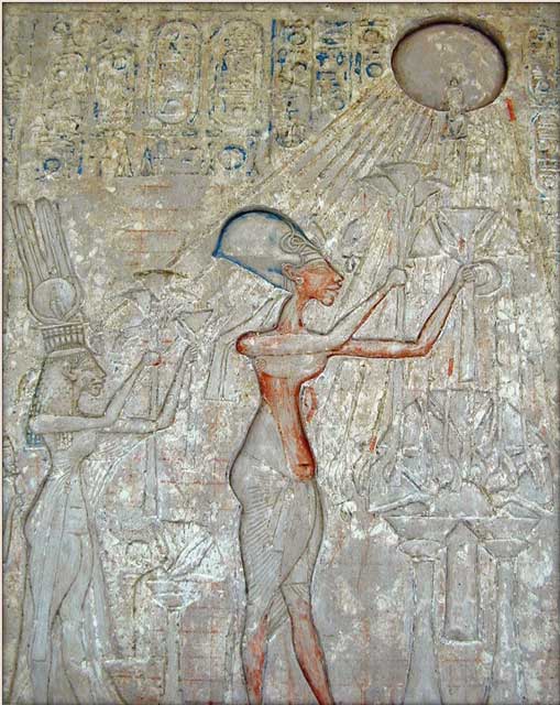アクエンアテンと彼の家族がアテンを信仰している姿、Egyptian Museum, Public domain, via Wikimedia Commons