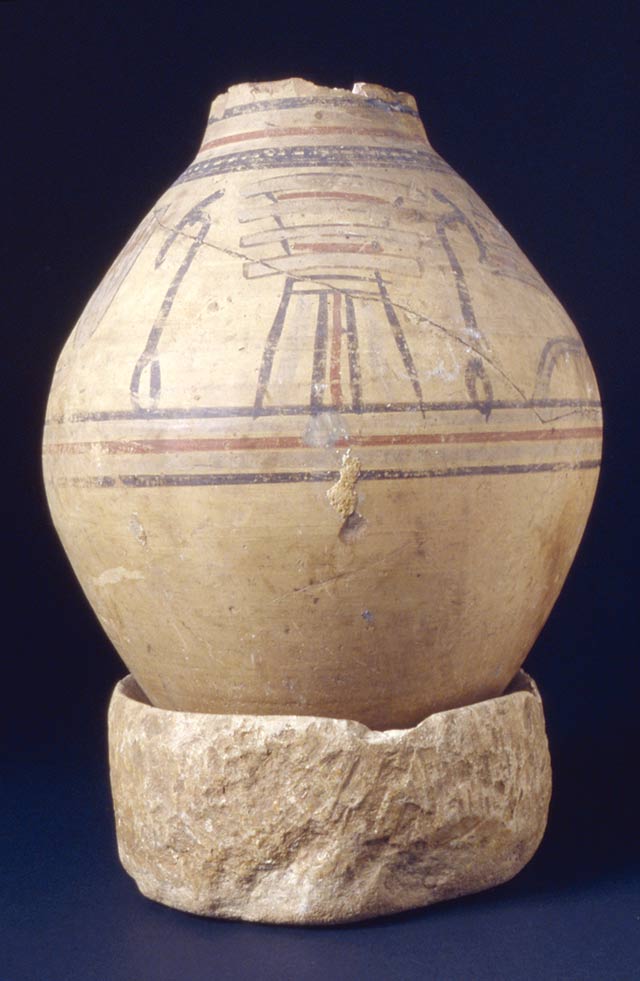 アマルナ時代の壺、デジェド柱と呼ばれる魔除けのお守りとウアスと呼ばれる杖