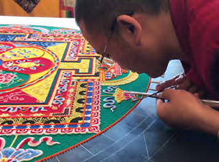 チベットの砂曼荼羅（砂絵のマンダラ）は、仏教の僧侶たちが、色とりどりの小さな砂粒を小さな筒に入れ、その先から砂粒を少しずつ落としながら、精魂を込めて描く絵画です