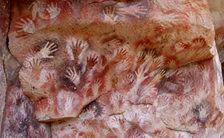 アルゼンチンにある手の洞窟（Cueva de las Manos）は、洞窟の壁面にある何百個もの手形が理由でそう呼ばれています