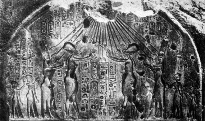 アクナトンとネフェルティティの境界石碑。アテン神（太陽神）から発する宇宙エネルギー が表現されている。