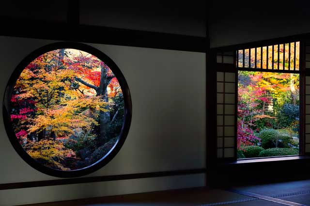 京都源光庵の「悟りの窓、迷いの窓」